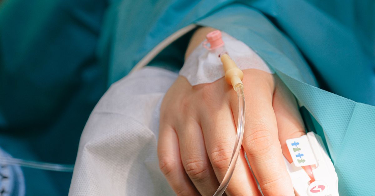 Acesso intravenoso conectado a equipo para terapia de infusão